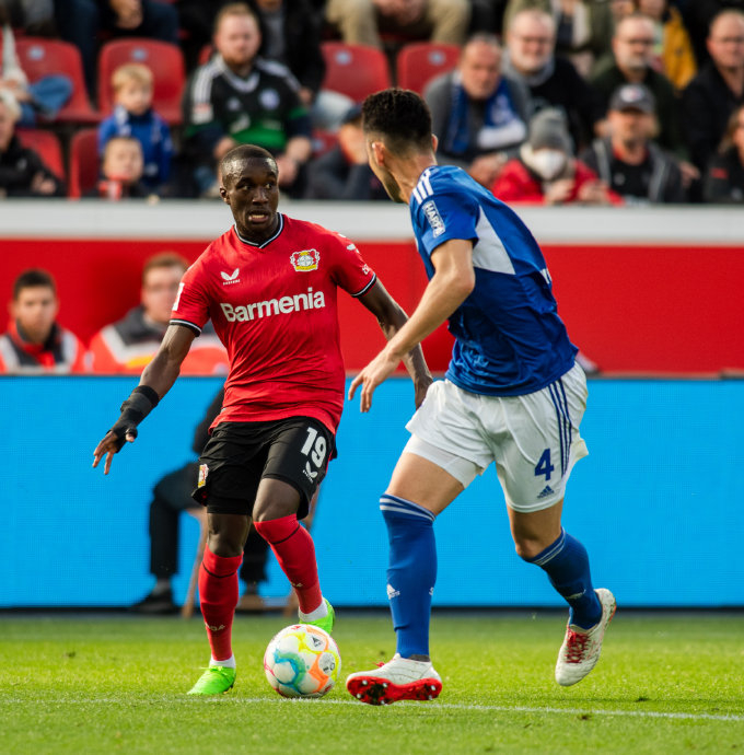 沙尔克04球队后防必须密切合作