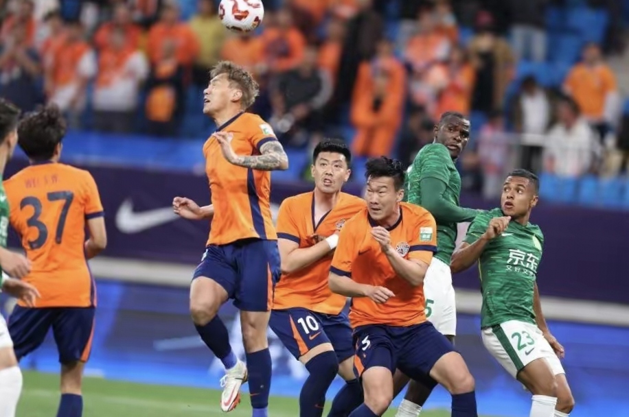 足球联赛激烈对决，哪支队伍将夺冠？