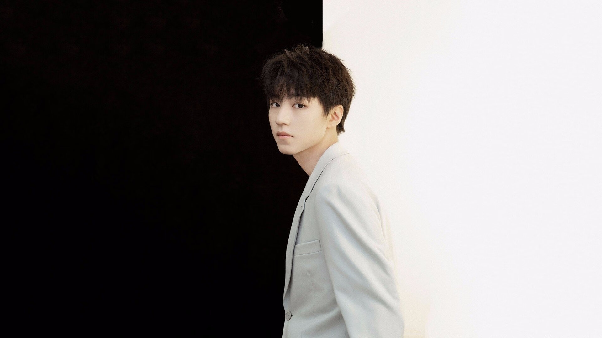 火焰在左，焰火在右，一个里程碑与一场横扫如何诠释足球世界的唯一