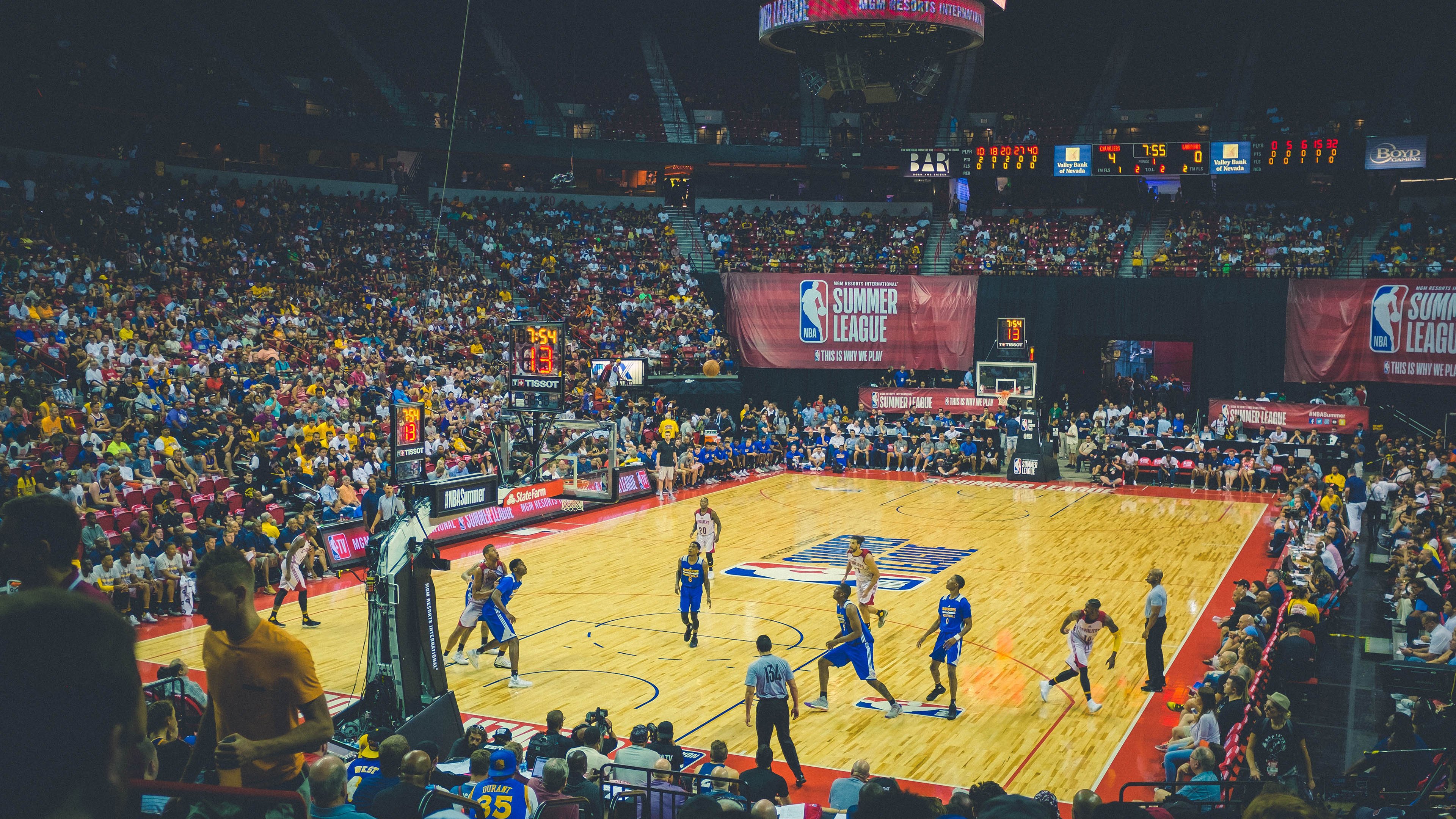 永不沉没的紫金战舰，湖人逆流而上，季后赛焦点战力克卫冕冠军雄鹿