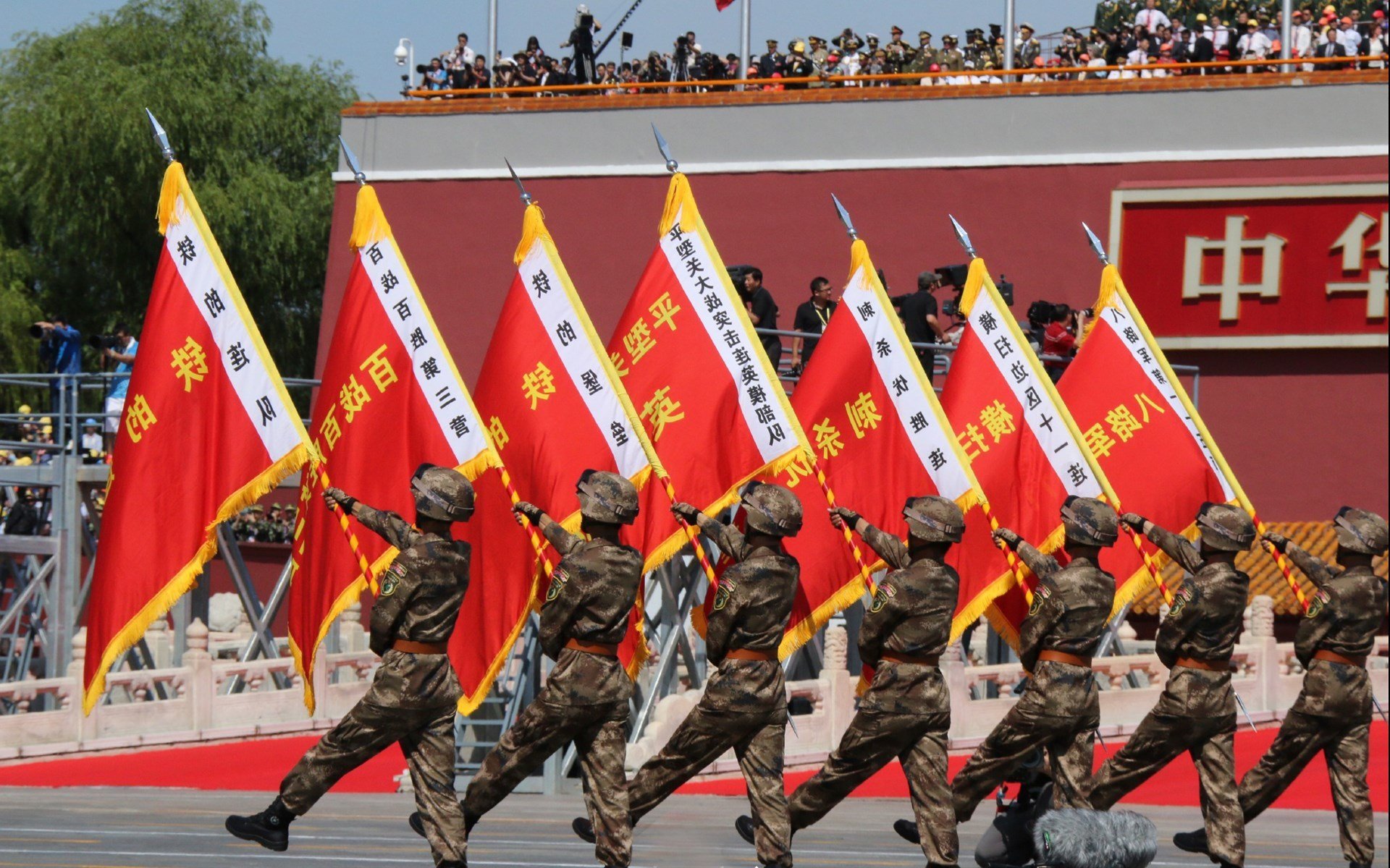 爱游戏体育-2026世界杯B组生死战，厄瓜多尔绝地翻盘险胜喀麦隆，久保建英闪耀成唯一亮点